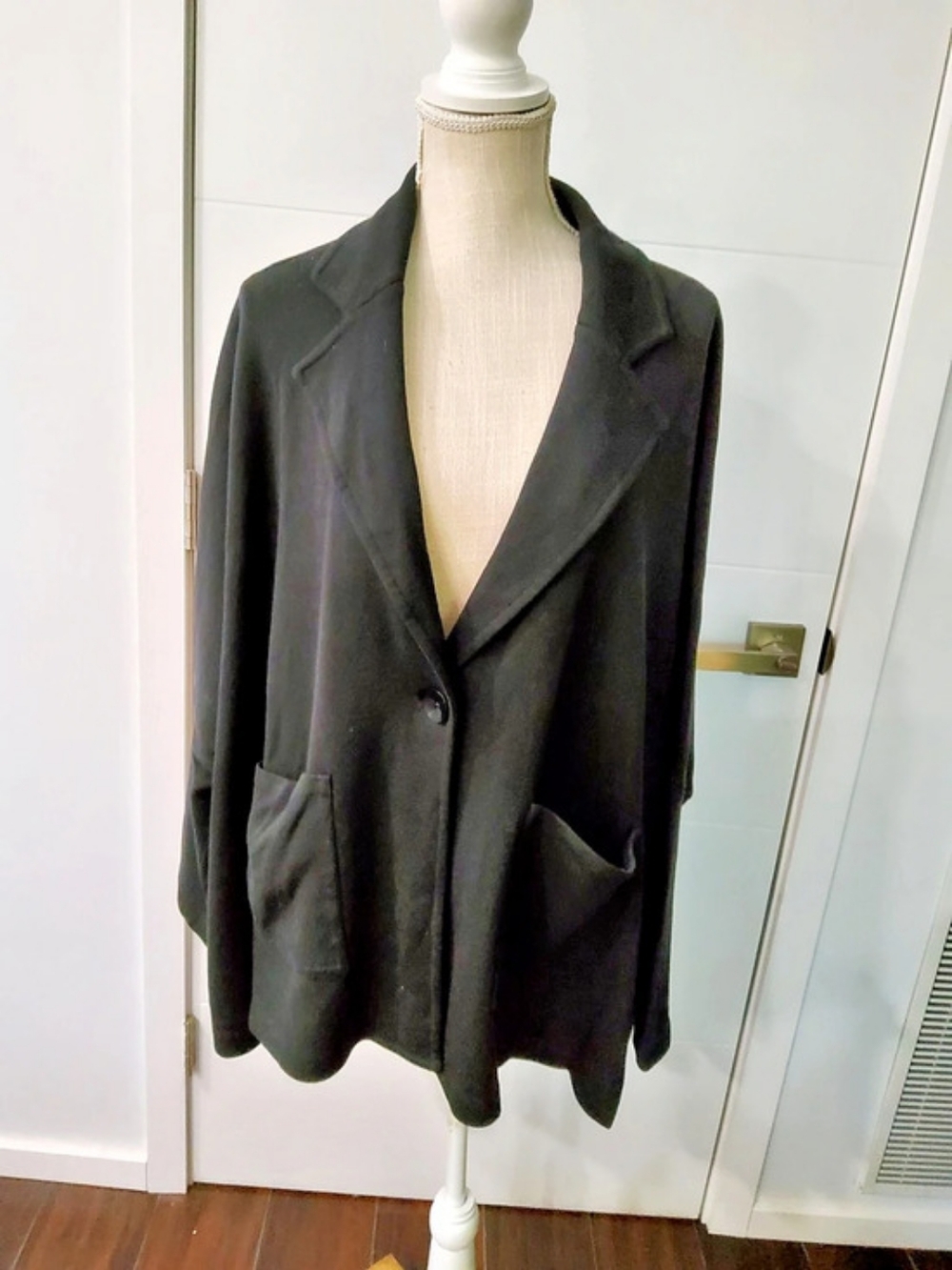 St. John Black Boxy Blazer Size Medium